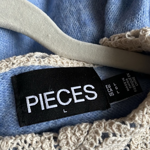 Crochet collar sweater - Picture 3 of 3